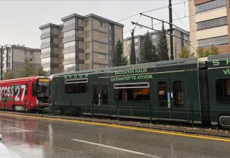Tramvaya yıldırım isabet etti, yolcular tahliye edildi