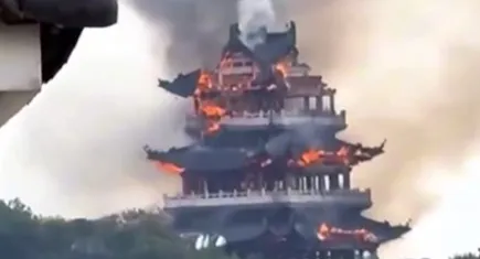 1500 yıllık Yongqing Tapınağı’nda yangın çıktı
