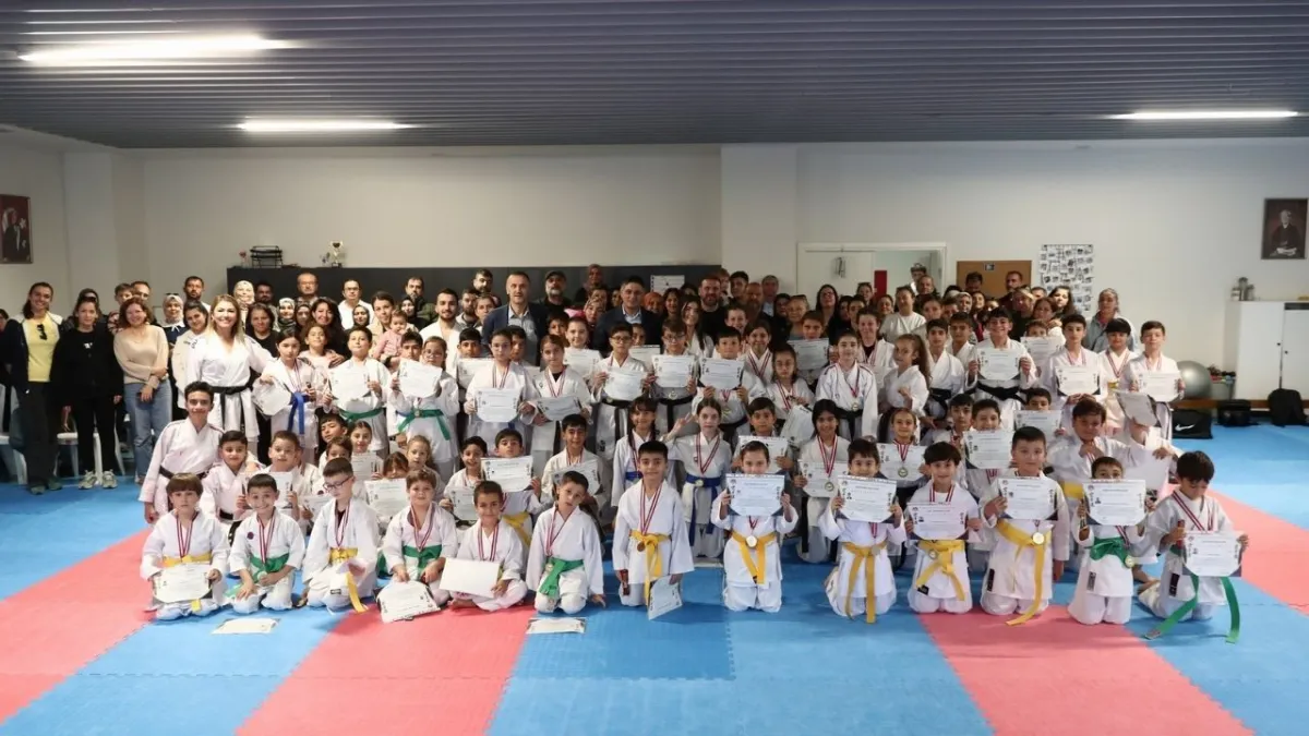Aliağa’da kuşak sınavı tamamlandı: Genç karateciler bir üst seviyeye taşındı haberinin görseli