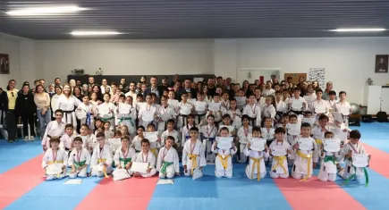 Aliağa’da kuşak sınavı tamamlandı: Genç karateciler bir üst seviyeye taşındı