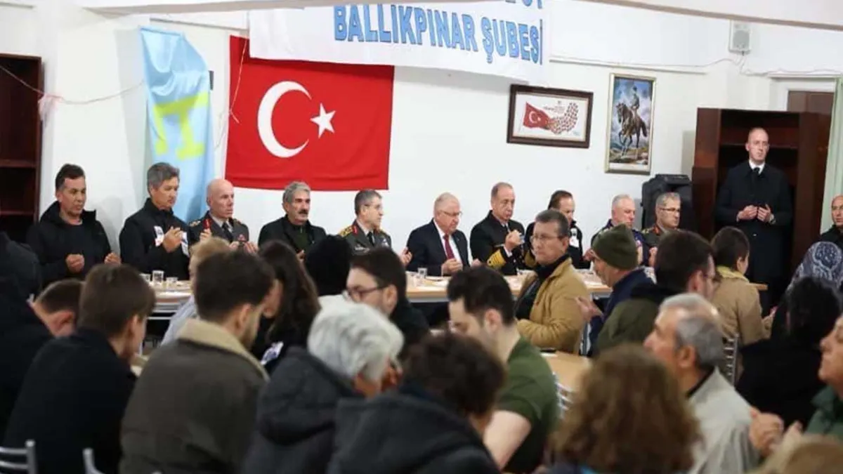 Bakan Güler, Şehit Pilot Cüneyt Kandemir’in evine taziye ziyaretinde bulundu haberinin görseli