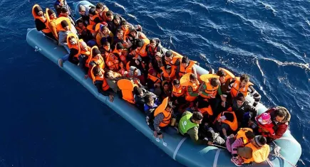 Dikili açıklarında 88 düzensiz göçmen yakalandı