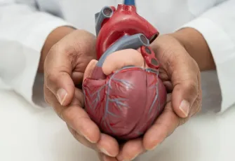 Kalp damar tıkanıklığı artık 30’lu yaşlarda başlıyor: Belirti vermeden sessizce ilerliyor