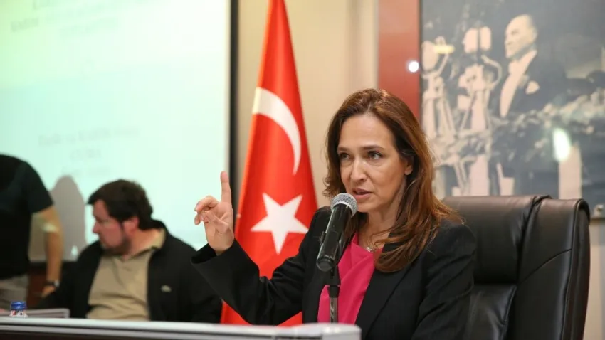 Karşıyaka’da pazar yeri krizi: 50 kişilik grup tel örgüleri yıktı, Belediye Başkanı Ünsal gözyaşlarıyla anlattı