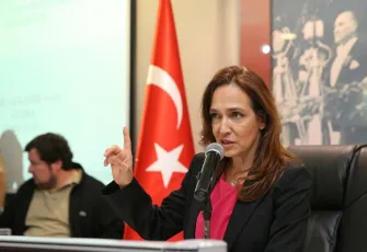 Karşıyaka’da pazar yeri krizi: 50 kişilik grup tel örgüleri yıktı, Belediye Başkanı Ünsal gözyaşlarıyla anlattı