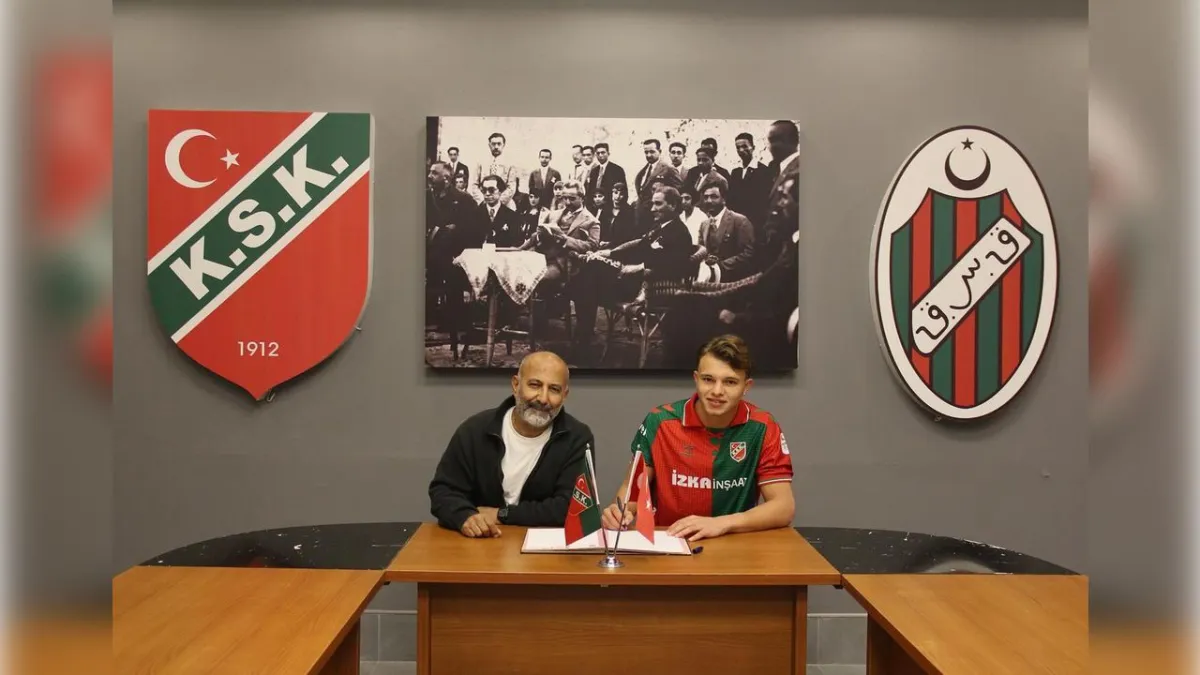 Karşıyakalı genç kaleci profesyonel oldu haberinin görseli