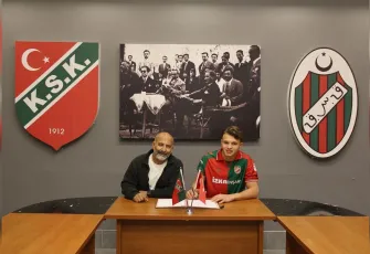 Karşıyakalı genç kaleci profesyonel oldu