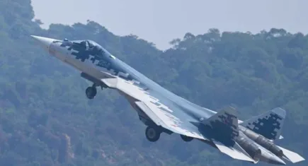 Rusya&#039;da savaş uçağı düştü