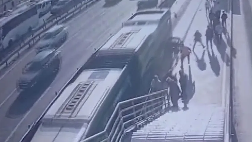 Tekerlekli sandalyeyle metrobüs yoluna düşen vatandaş, metrobüsün altında kalarak hayatını kaybetti haberinin görseli