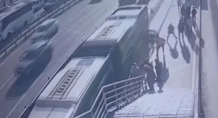 Tekerlekli sandalyeyle metrobüs yoluna düşen vatandaş, metrobüsün altında kalarak hayatını kaybetti