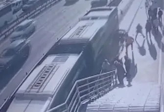Tekerlekli sandalyeyle metrobüs yoluna düşen vatandaş, metrobüsün altında kalarak hayatını kaybetti