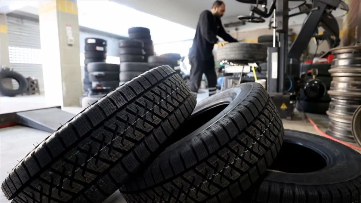 Zorunlu kış lastiği uygulaması yarın başlıyor: Kurala uymayanlara 5 bin 856 TL ceza kesilecek haberinin görseli