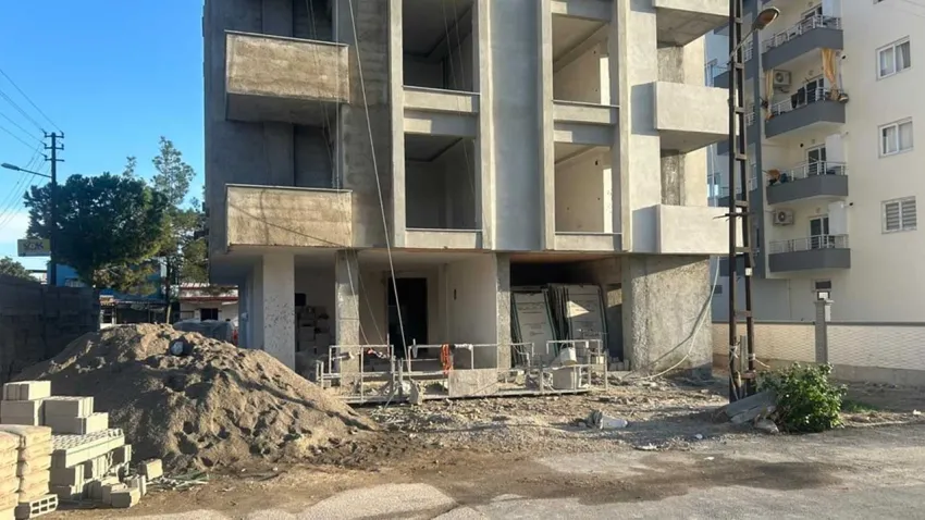  Adana'da inşaat faciası: 4. kattan düşen işçi hayatını kaybetti haberinin görseli