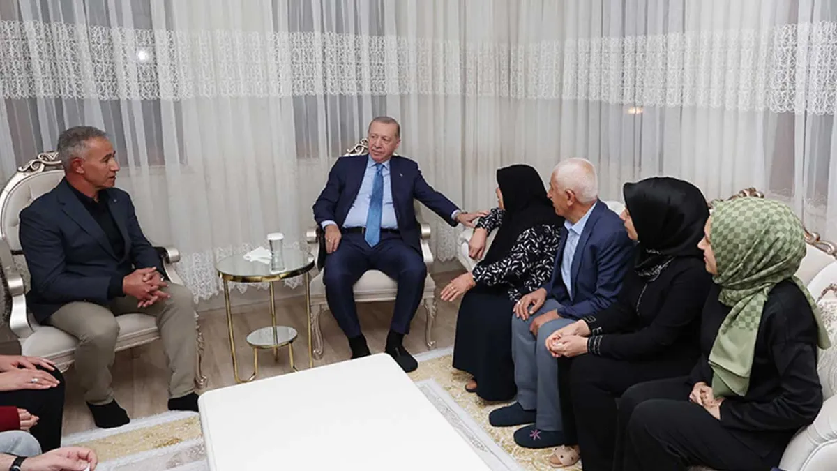 Cumhurbaşkanı Erdoğan, Adıyaman'da depremzede bir aileyi ziyaret etti haberinin görseli