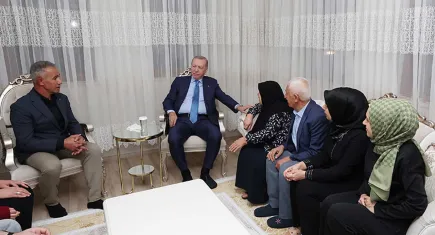 Cumhurbaşkanı Erdoğan, Adıyaman'da depremzede bir aileyi ziyaret etti