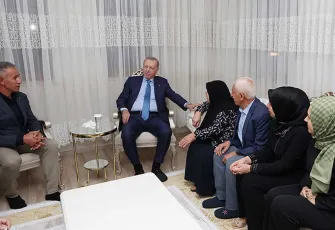 Cumhurbaşkanı Erdoğan, Adıyaman'da depremzede bir aileyi ziyaret etti