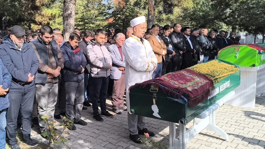 Gıda zehirlenmesi şüphesiyle ölen anne ile 2 çocuğu toprağa verildi haberinin görseli