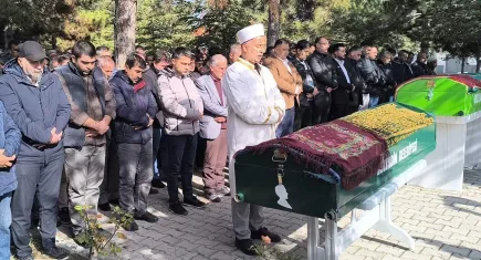 Gıda zehirlenmesi şüphesiyle ölen anne ile 2 çocuğu toprağa verildi