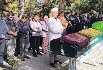 Gıda zehirlenmesi şüphesiyle ölen anne ile 2 çocuğu toprağa verildi