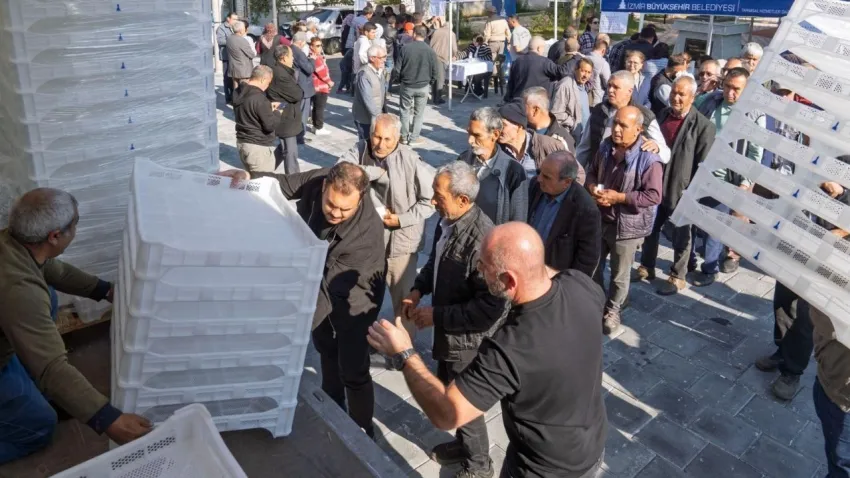 İzmir’de incir üreticisine büyük destek: 212 çiftçiye 1034 kerevet dağıtıldı!