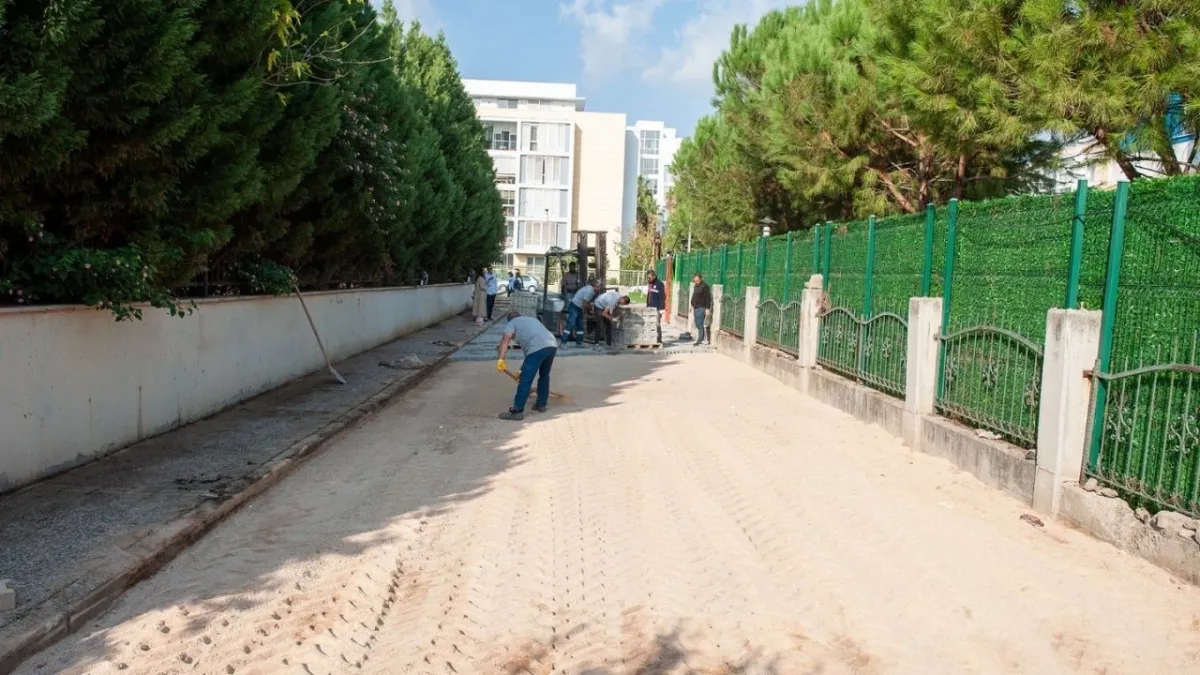 Karşıyaka’da okul çevreleri yenileniyor: Ara tatilde güvenlik ve konfor öncelikli haberinin görseli
