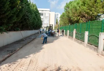 Karşıyaka’da okul çevreleri yenileniyor: Ara tatilde güvenlik ve konfor öncelikli