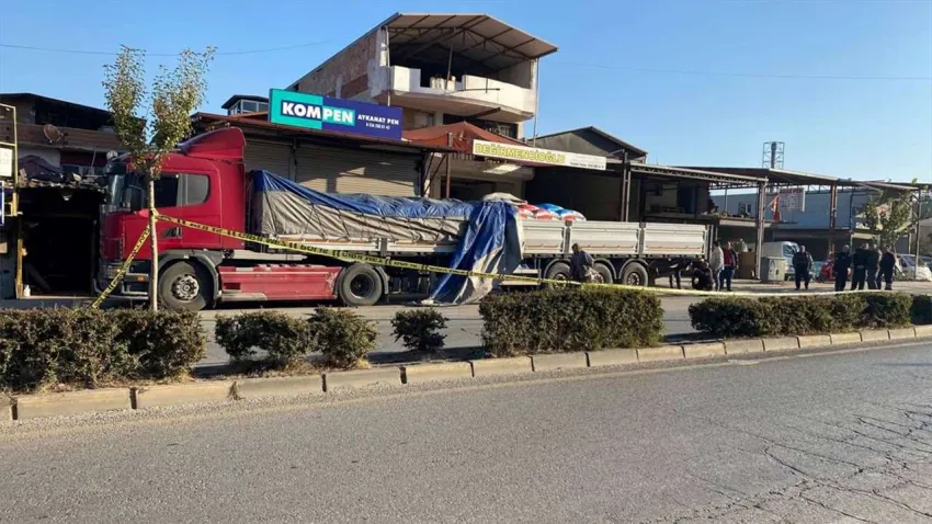 Manisa’da kaza: Ekip aracı tıra çarptı, 1 polis şehit oldu haberinin görseli