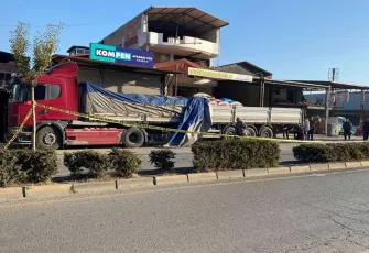 Manisa’da kaza: Ekip aracı tıra çarptı, 1 polis şehit oldu