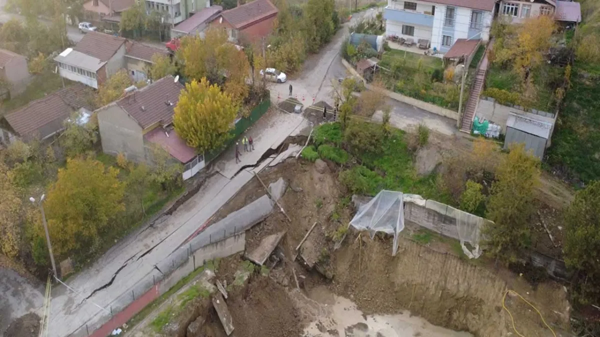 Okul yapımı için kazılan temelin yanından geçen yol çöktü haberinin görseli