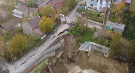 Okul yapımı için kazılan temelin yanından geçen yol çöktü