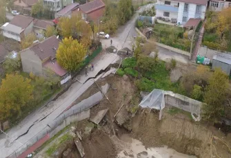 Okul yapımı için kazılan temelin yanından geçen yol çöktü