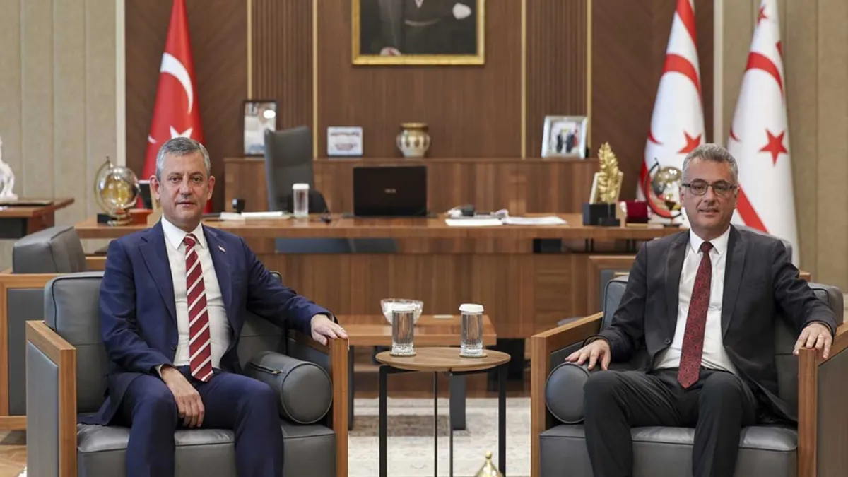 Özel, KKTC Cumhurbaşkanı Erhürman'ı ziyaret etti haberinin görseli