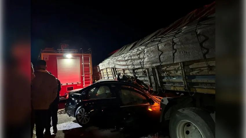 Afyonkarahisar'da kaza: Tır ile otomobil çarpıştı haberinin görseli