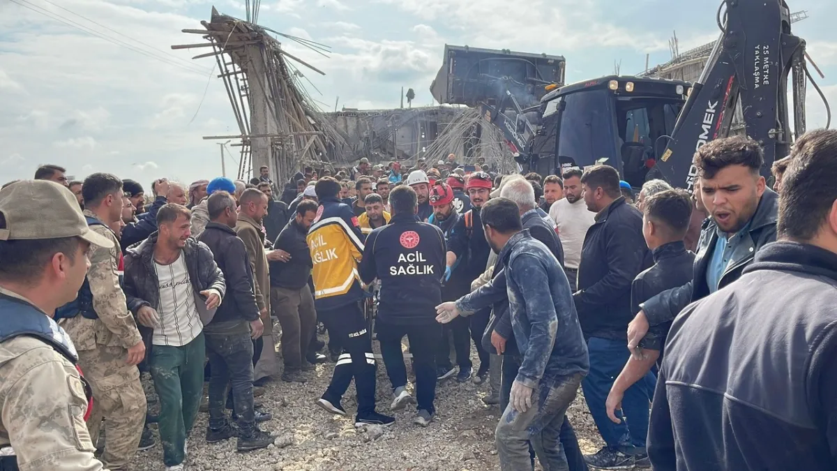 Beton dökümü sırasında göçük: 2 işçi yaşamını yitirdi, 3 işçi yaralandı haberinin görseli