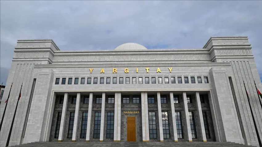 Eski sevgilisinin fotoğraflarını sokaklara asan kişiye 2 yıl 1 ay hapis cezası: Yargıtay cezayı onadı haberinin görseli
