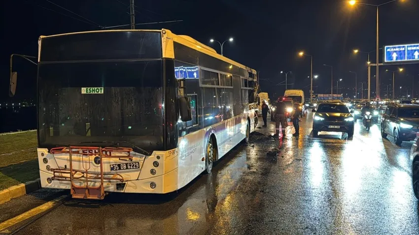 İzmir'de 121 numaralı otobüs yandı: Yolcular tahliye edildi!