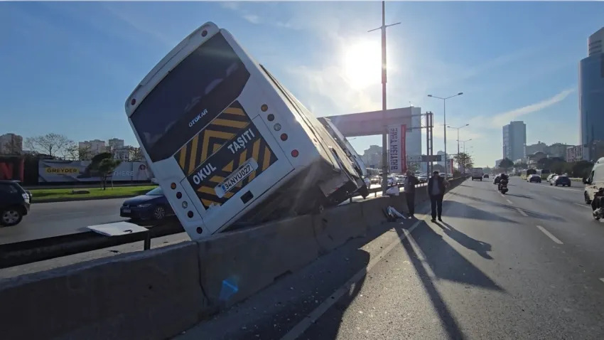 Minibüs yan yattı: Trafik yoğunlaştı  haberinin görseli