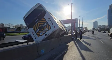 Minibüs yan yattı: Trafik yoğunlaştı 