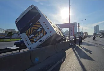 Minibüs yan yattı: Trafik yoğunlaştı 
