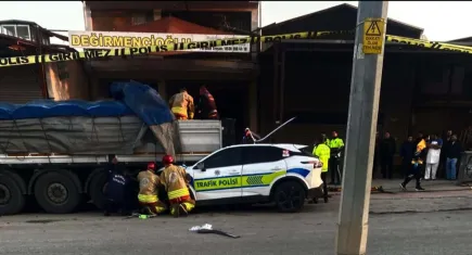 Polis aracının TIR’a çarptığı feci kaza kamerada: 1 polis şehit oldu