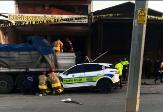 Polis aracının TIR’a çarptığı feci kaza kamerada: 1 polis şehit oldu
