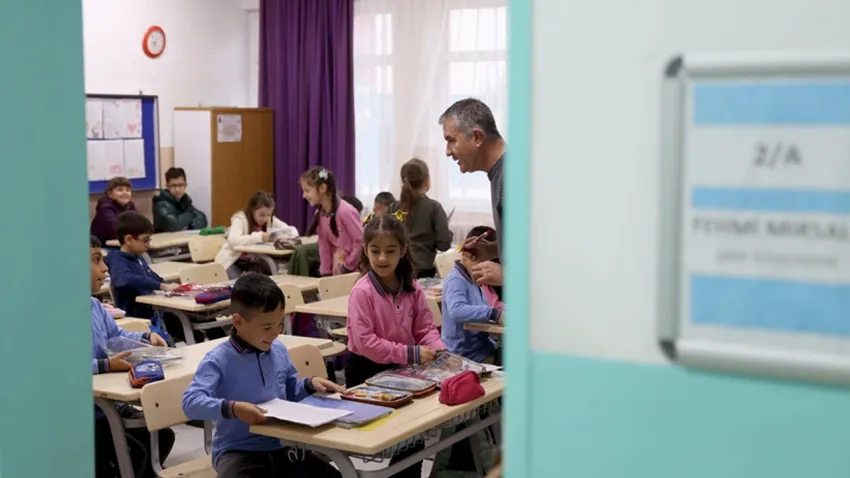 Ara tatil bitti: 18 milyon öğrenci yeniden ders başında! haberinin görseli