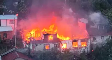 Bursa’da korkutan yangın: 2 katlı binadaki yangın 3 eve daha sıçradı