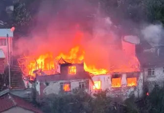 Bursa’da korkutan yangın: 2 katlı binadaki yangın 3 eve daha sıçradı
