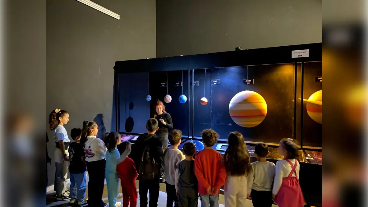 Çiğli’de uzay heyecanı: 650 çocuk hayallerini çizip kampüste gerçeğe dokundu haberinin görseli