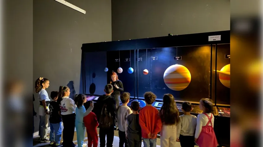 Çiğli’de uzay heyecanı: 650 çocuk hayallerini çizip kampüste gerçeğe dokundu