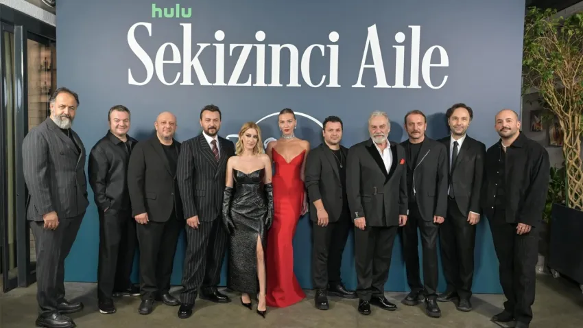 Hazal Kaya ile Melisa Döngel arasında yer kavgası yaşandı haberinin görseli