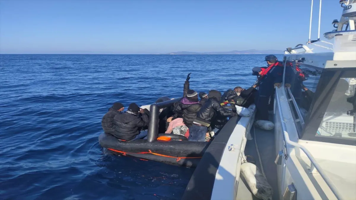 İzmir açıklarında geri itilen 32 düzensiz göçmen kurtarıldı haberinin görseli