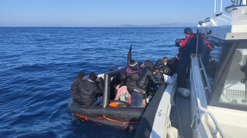 İzmir açıklarında geri itilen 32 düzensiz göçmen kurtarıldı