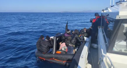 İzmir açıklarında geri itilen 32 düzensiz göçmen kurtarıldı